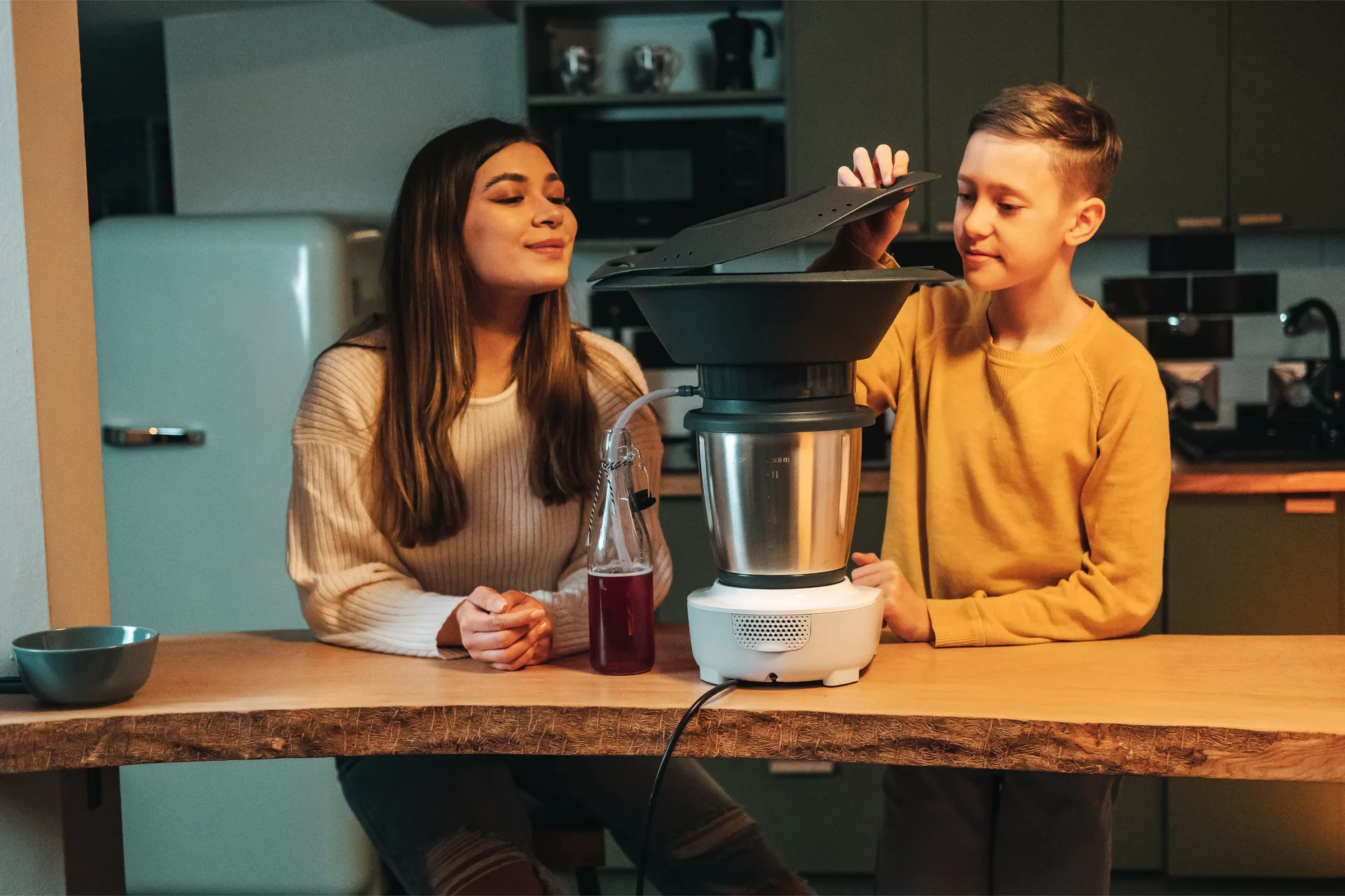 Moderne Küche mit Thermomix und frischem Gemüse