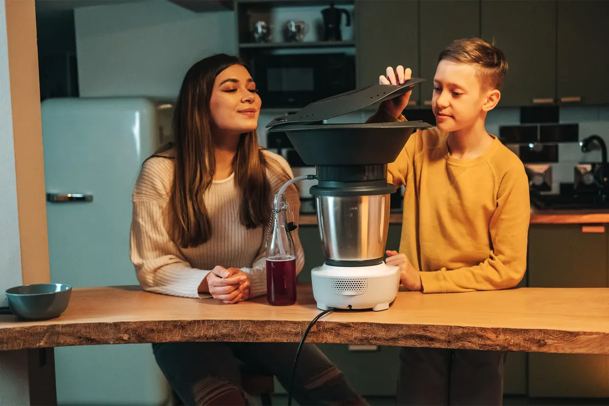 Moderne Küche mit Thermomix und frischem Gemüse